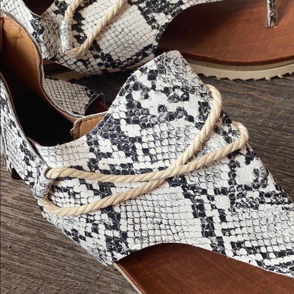 NIB Snakeskin Cut Out Sandals 8 - Picture 9 of 11